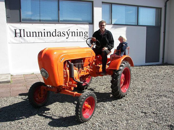 Porsche traktorinn Unnsteinn Hjálmar Ólafsson, bóndi á Grund, ásamt Tindi Guðmundssyni, bróðursyni sínum, á nýja traktornum.
MynD/Hlynur Þór Magnússon