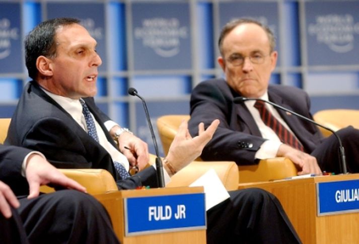 Dick Fuld, forstjóri Lehman Brothers, ræðir málin ásamt fleirum.