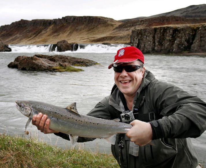 Bjarni Júlíusson með fyrsta lax sumarsins.