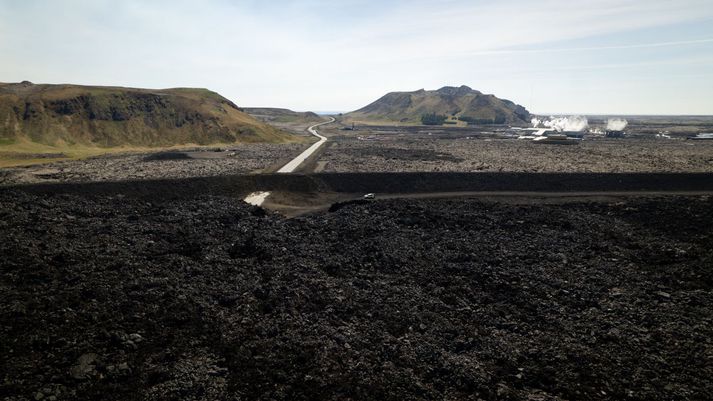 Grindavíkurvegur hefur lent illa í því í eldgosunum á Reykjanesskaga.