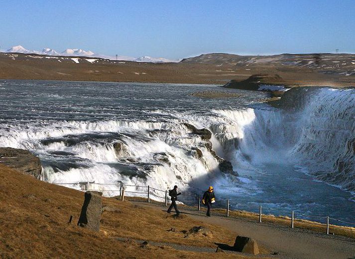 Tæplega 400 þúsund manns koma að fossinum á ári. Þar er stöðugur ferðamannastraumur sem innviðir staðarins þola engan veginn.fréttablaðið/gva