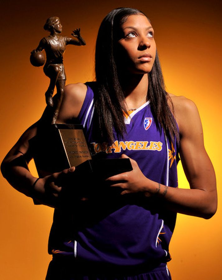 Candace Parker með verðlaunin sem mikilvægasti leikmaður WNBA-deildarinnar.