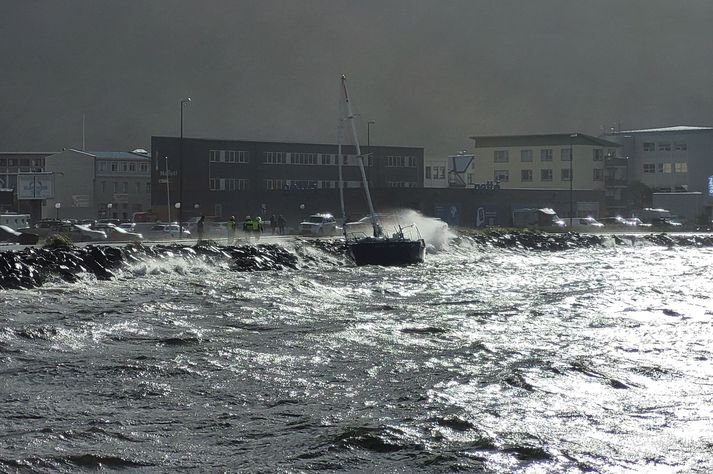 Skútan rak upp í grjótgarðinn.