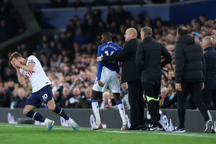 Harry Kane fellur til jarðar eftir að Abdoulaye Doucoure stjakaði við honum.