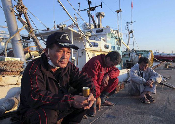 Þessir sjómenn í bænum Iwaki, skammt frá Fukushima í norðvesturhluta Japans, voru heldur vondaufir í gær. Mynd/AP