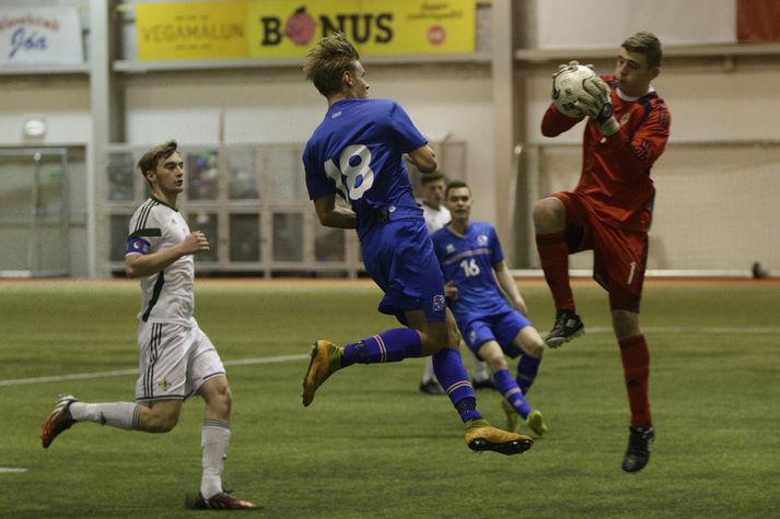 HK-ingurinn í markinu, Andri Þór Grétarsson, handsamar boltann með hjálp Blikans Sólons Breka Leifssonar.