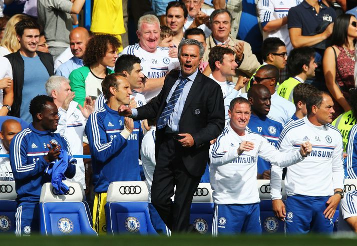 Mourinho fagnar með Chelsea.