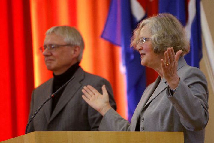 Dr. Elizabeth Blackburn hefur hlotið fjölda viðurkenninga, m.a. heiðursdoktorsnafnbætur frá helstu háskólum Bandaríkjanna. Hér sést hún í Háskóla Íslands fyrr í dag með Sigurði Guðmundssyni, forseta Heilbrigðisvísindasviðs HÍ og fyrrverandi Landlæknis.