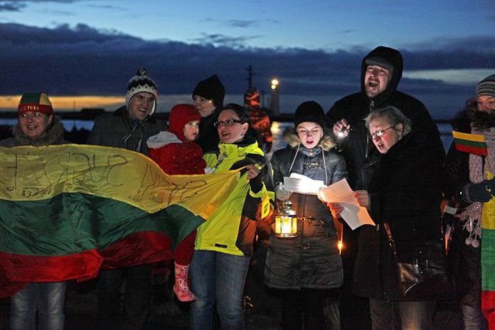 Litháar á Íslandi komu saman í Gróttu í gær til að fagna þjóðhátíðardegi sínum. Fréttablaðið/Vilhelm