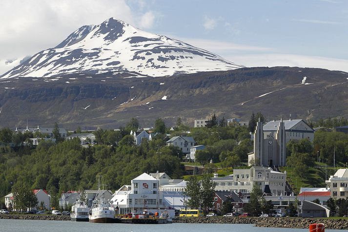 Ekki fylgir sögunni hvar á Norðurlandi konan býr en myndin er frá Akureyri.