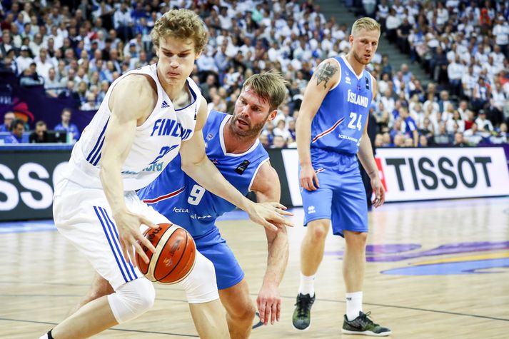 Lauri Markkanen í leiknum á móti Íslandi í september. Hér er Jón Arnór Stefánsson að reyna að stoppa hann.