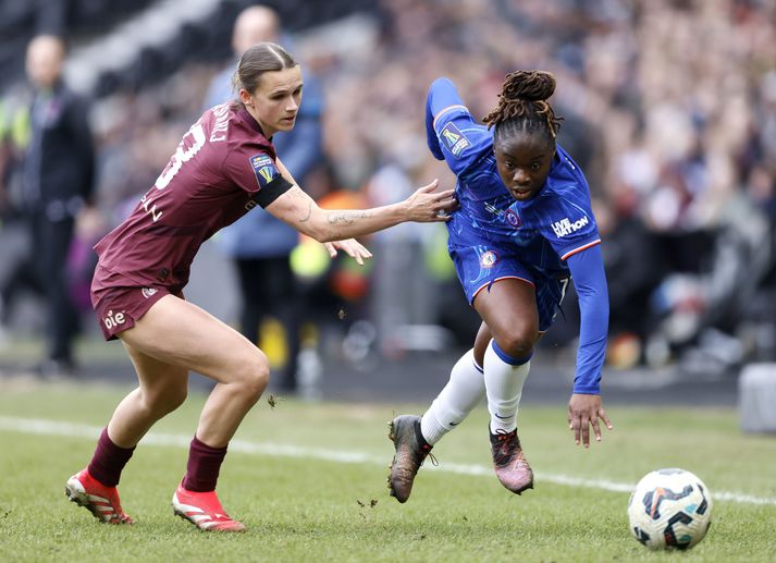 Úr úrslitaleik enska deildabikarsins þar sem Chelsea sigraði Manchester City. Félögin eru með þeim stærstu í kvennaboltanum.