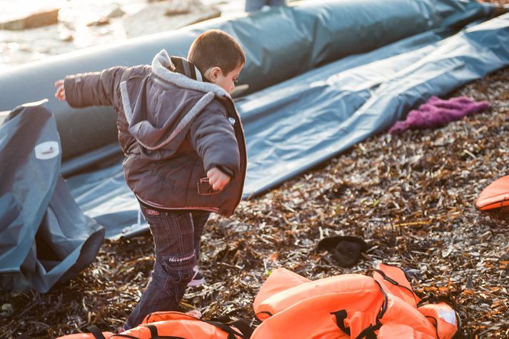 Lítill drengur nýkominn að landi í Lesbos nú í desember.