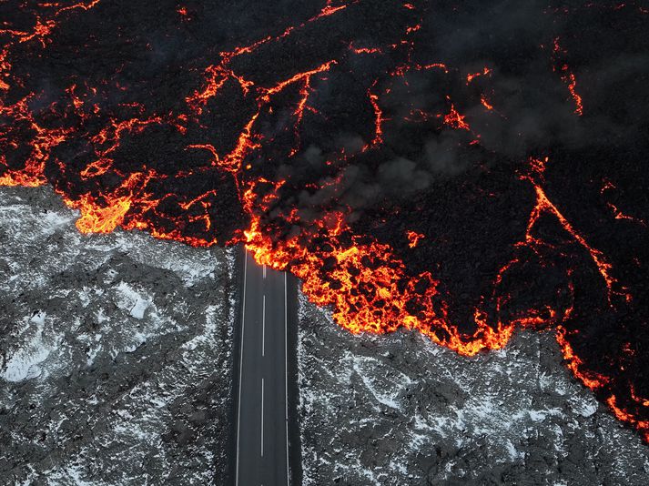 Hraun hefur ítrekað runnið yfir Grindavíkurveg en myndin er úr safni.