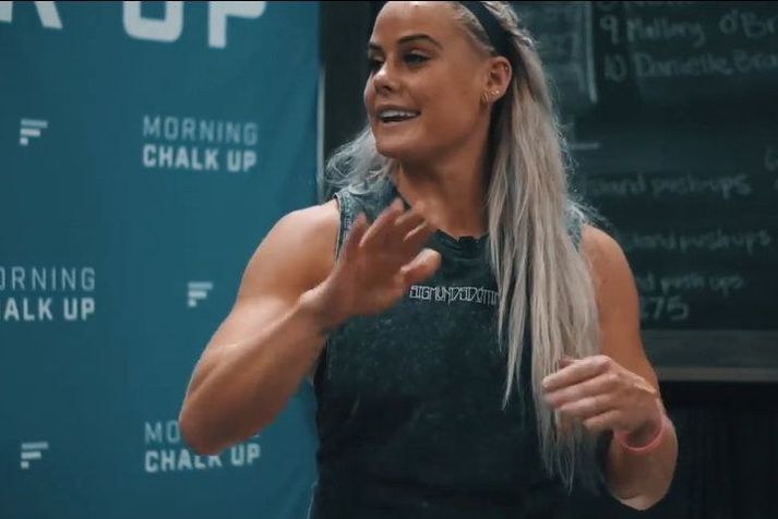 Sara Sigmundsdóttir hefur mikla ástríðu fyrir farahönnun og hannar fötin sjálf í Sigmundsdóttir línuna hjá WIT Fitness.