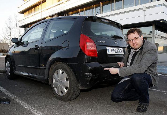 Halldór Högurður sýnir lesendum þriðja tjónið sem ökuníðingar hafa unnið á bíl hans síðustu sex vikur.Fréttablaðið/GVA