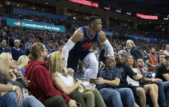 Russell Westbrook lenti saman við stuðningsmann Utah Jazz í mars.