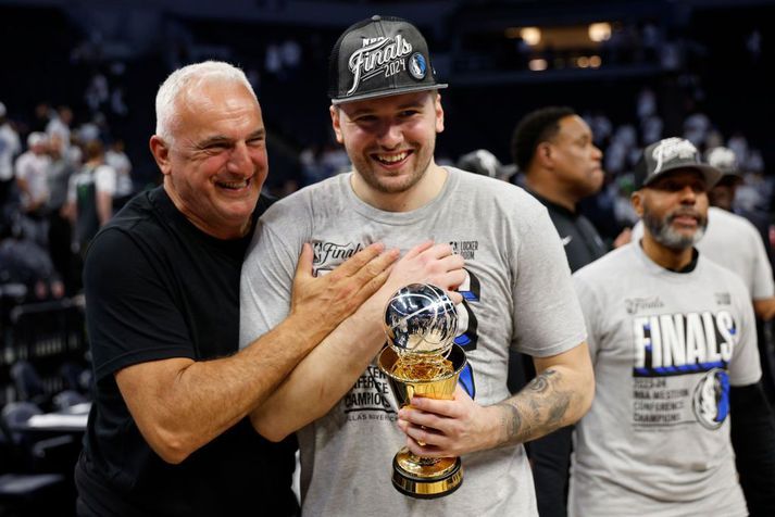 Doncic-feðgarnir á góðri stundu eftir að Dallas Mavericks unnu úrslitaeinvígi vesturdeildar NBA-deildarinnar í fyrra.