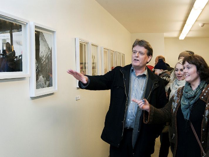 Guðbjartur Hannesson, félagsmálaráðherra, var viðstaddur þegar ljósmyndasýningin opnaði í gær. Mynd/Hreinn Magnússon