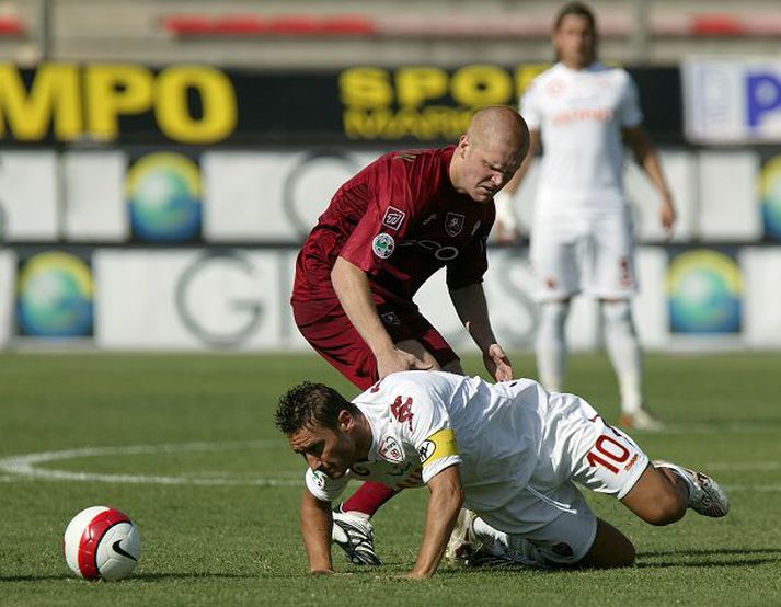 Emil tekur hér hressilega á gulldrengnum Francesco Totti í leik Reggina og Roma í 3. umferð Serie A.
nordicphotos/afp