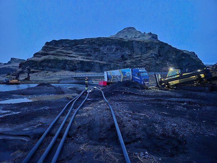 Viðgerð hófst í gær með því að boruð voru mjó göng undir árfarveg Skógár og rör dregin í gegnum þau.