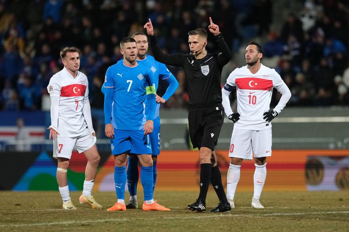 Damian Sylwestrzak dómari fór tvisvar í skjáinn og Tyrkir fengu víti í bæði skiptin.