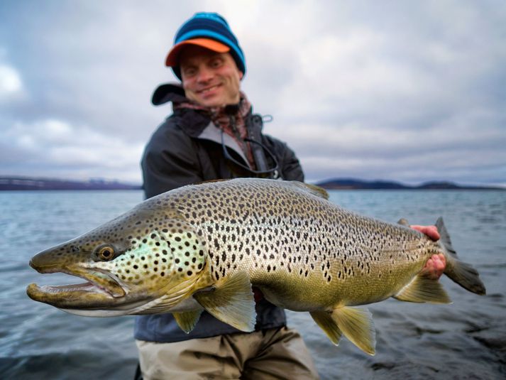 Kristján Páll hjá Fish Partner með vænann Þingvallaurriða