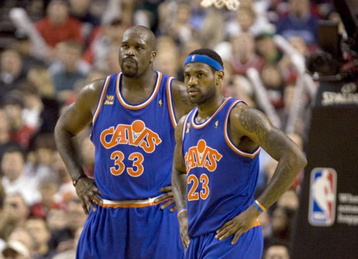 Shaquille O'Neal og LeBron James í leiknum í kvöld.