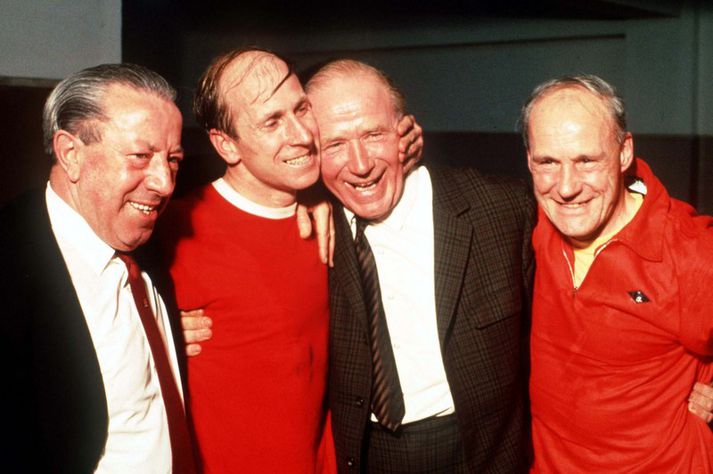 Bobby Charlton og Matt Busby (fyrir miðju) fagna sigri United gegn Real Madrid í Evrópukeppni Meistaraliða árið 1968.