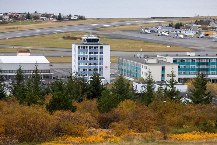 Reykjavíkurflugvöllur verður með aðeins einni flugbraut í notkun næstu fjóra mánuði, hið minnsta, samkvæmt tilskipun Samgöngustofu.