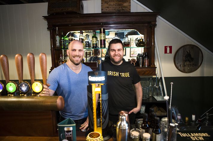 Félagarnir Andrés Björnsson og Ómar Ingimarsson opna Drunk Rabbit Irish Pub í Austurstræti.