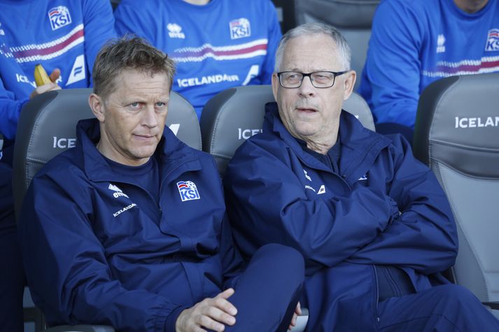 Heimir og Lars á varamannabekknum í Laugardal í kvöld. Þeirra síðustu móment saman á bekknum verða í Frakklandi.