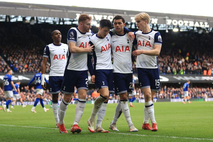 Dejan Kulusevski. Heung-min Son og Lucas Bergvall fagna hér Brennan Johnson sem skoraði tvö mörk fyrir Spurs í dag.