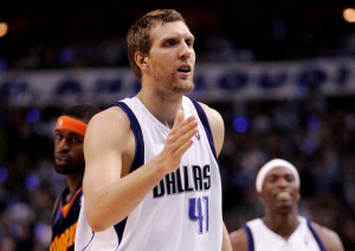 Dirk Nowitzki bjargaði Dallas fyrir horn í fimmta leiknum, en nú þurfa hans menn að berjast fyrir lífi sínu í Oakland í kvöld