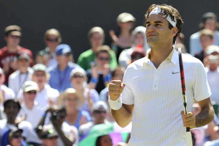 Roger Federer fagnar sigrinum í dag.