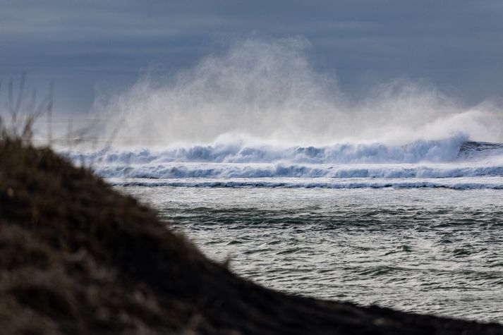 Hiti verður þrjú til níu stig yfir daginn, einna mildast á Suðausturlandi. 