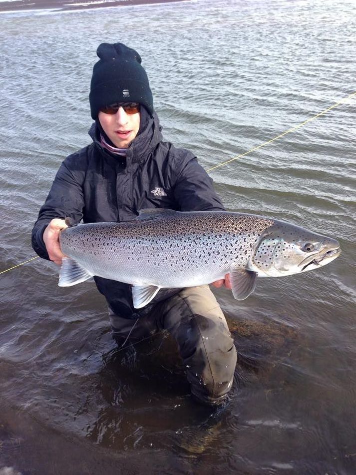 Oliver Páll Finnsson með flottan sjóbirting úr Húseyjakvísl.