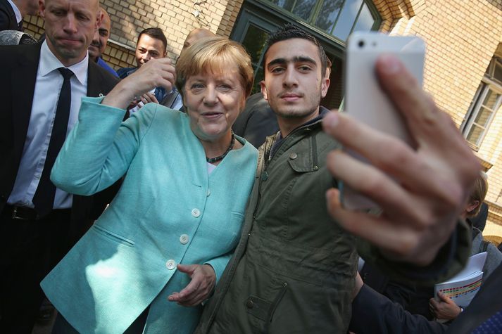 Modamani tók sjálfu með Merkel þegar hún heimsótti flóttamannaskýli sem hann bjó í í Berlín.