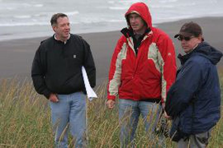 Frá vinstri: Steve Smyers, Nick Faldo og Patrick Andrews. Arkitektarnir gengu fyrirhugaðan golfvöll og fóru yfir hönnunarmál.