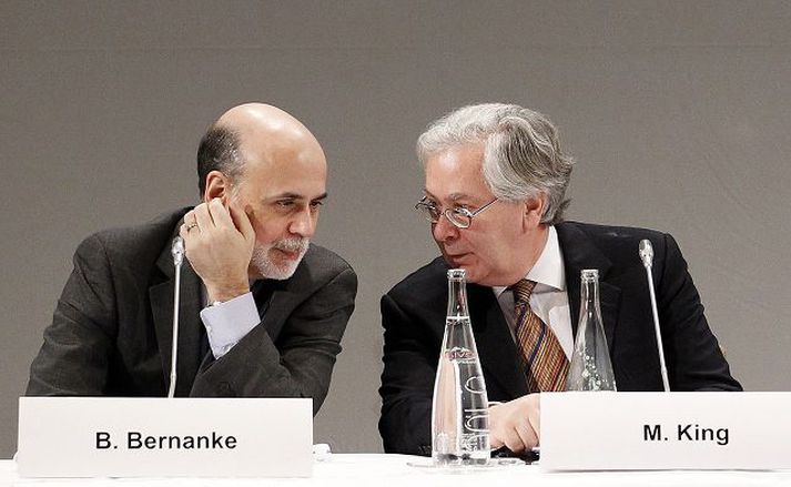 Mervyn King, bankastjóri Englandsbanka, ræðir hér við Ben Bernanke, aðalseðlabankastjóra Bandaríkjanna. Fréttablaðið/afp