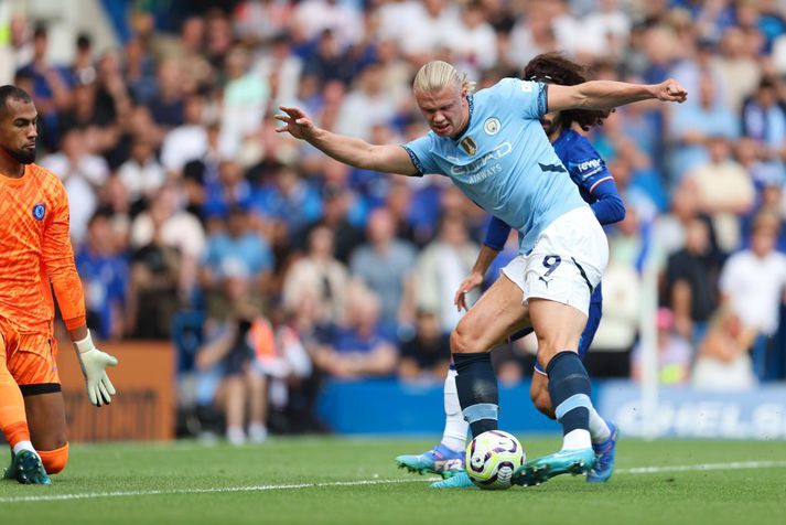 Erling Haaland losaði sig við Marc Cucurella og skoraði með laglegri vippu gegn Chelsea í dag.