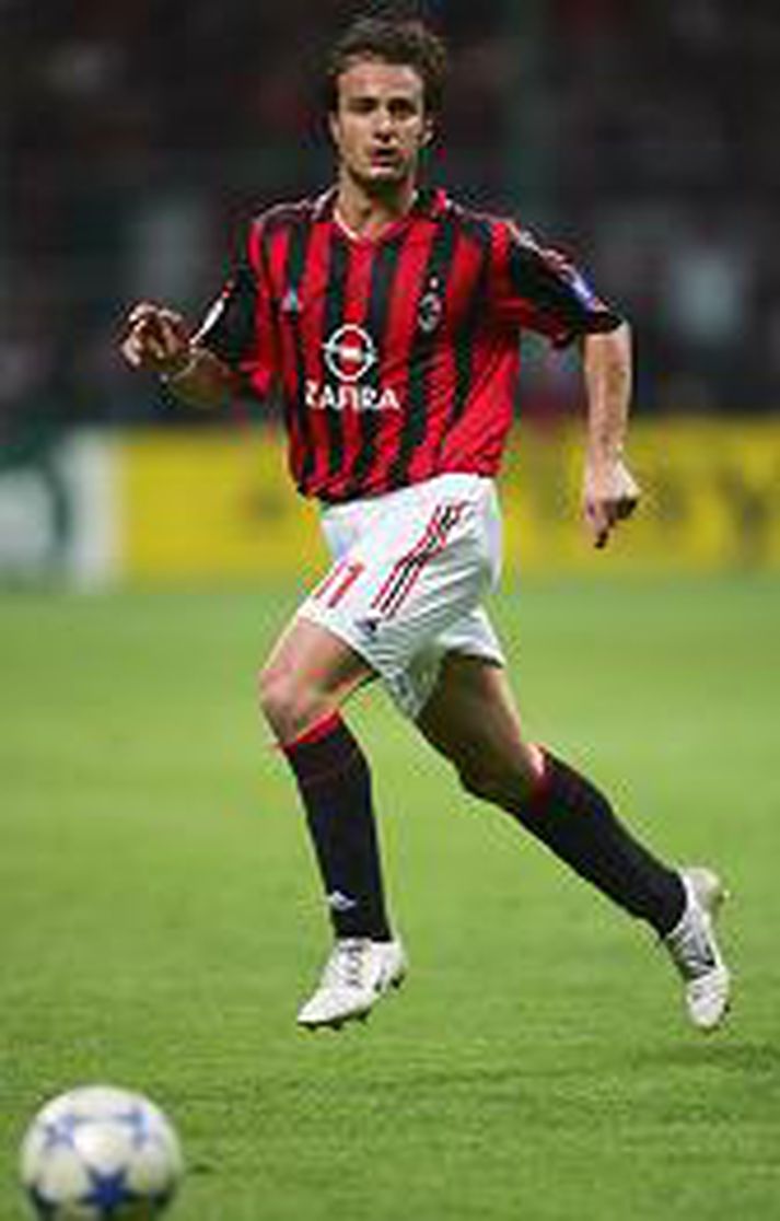 Alberto Gilardino gulltryggði sigur AC Milan á Messina.
