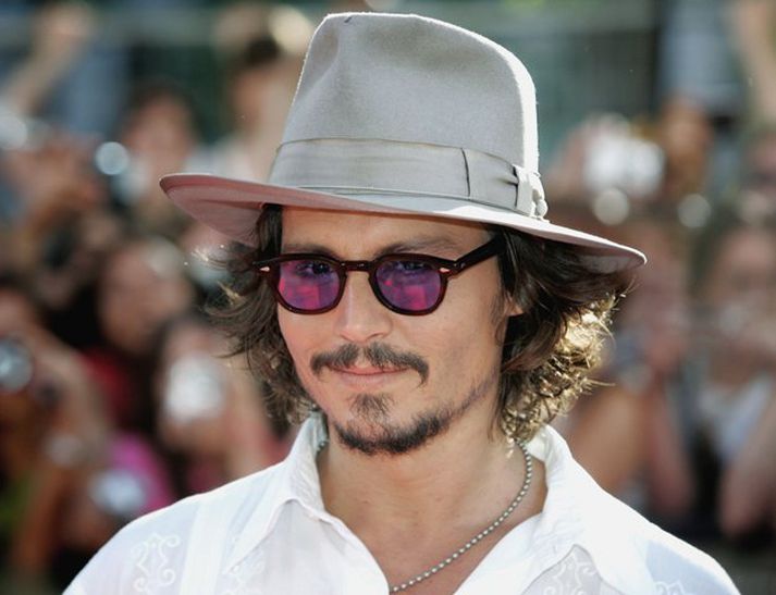 johnny depp Keypti fimm hundruð vatnsheldar úlpur handa tökuliðinu.