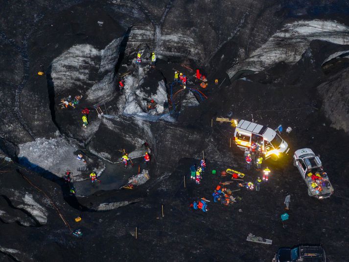 Mikill viðbúnaðrur var á jöklinum þegar slysið varð. Í fyrstu var talið að tveir væru fastir undir ísnum auk þeirra tveggja sem slösuðust.