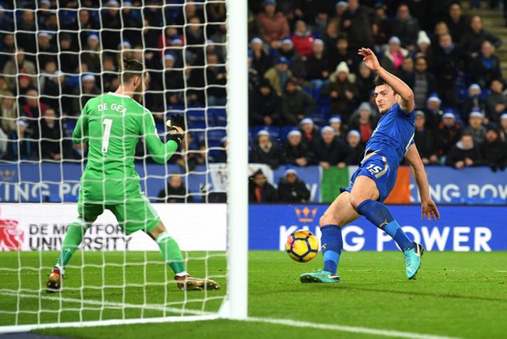 Harry Maguire skorar jöfnunarmark Leicester.