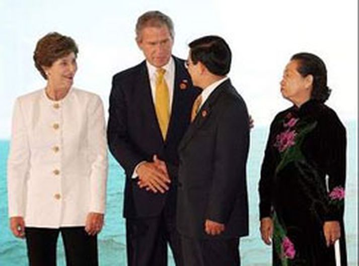 George Bush Bandaríkjaforseti og Laura, eiginkona hans, heilsa forseta Víetnam, Nguyen Minh Triet, og konu hans, Tran Thi Kim Chi, við komuna til fundarins í Hanoi.