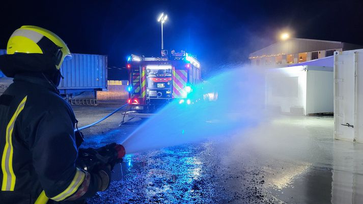 Slökkviliðsmenn notuðu bæði kalk og vatn til að takast á við slysið.