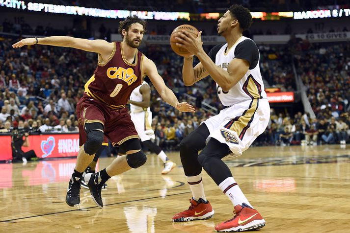 Anthony Davis leikur hér á Kevin Love, leikmann Cleveland Cavaliers í leiknum í nótt.