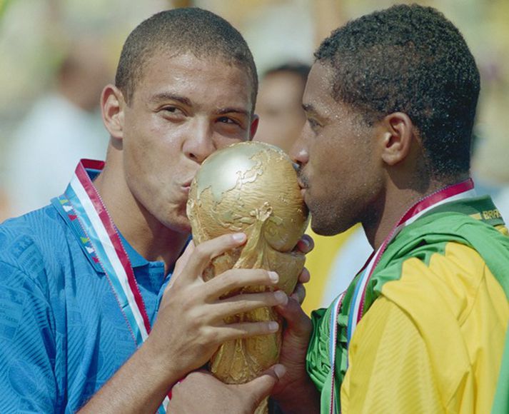 Hinn 17 ára gamli Ronaldo sést hér fyrir ofan með Heimsmeistarabikarinn en aðeins 74 dögum áður hafði hann skorað sitt fyrsta landsliðsmark í 3-0 sigri Brasilíu í vináttulandsleik á móti Íslandi.