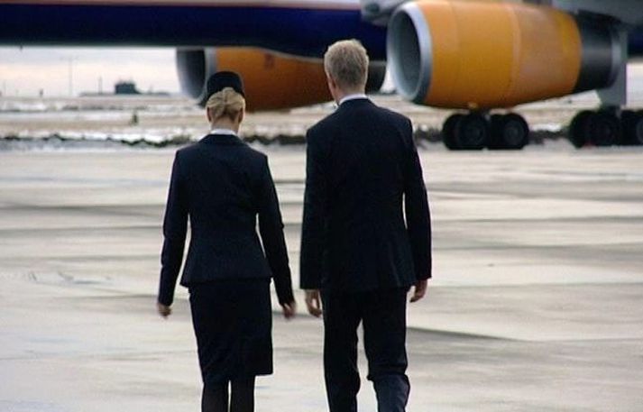 Flugliðarnir sem rætt var við voru allir sammála því að farþegar ættu það til að sýna flugfreyjum meiri ókurteisi heldur en flugþjónum, til dæmis með að kalla þær ljótum nöfnum, og fara síður eftir fyrirmælum þeirra.